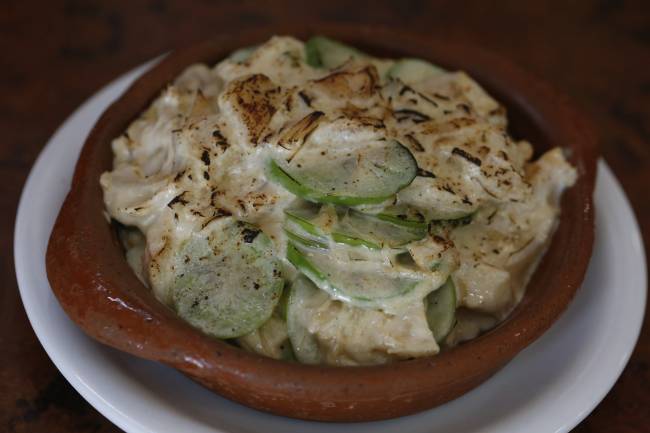 Bacalhau com nata e Jiló Prato de barro com bacalhau com jiló