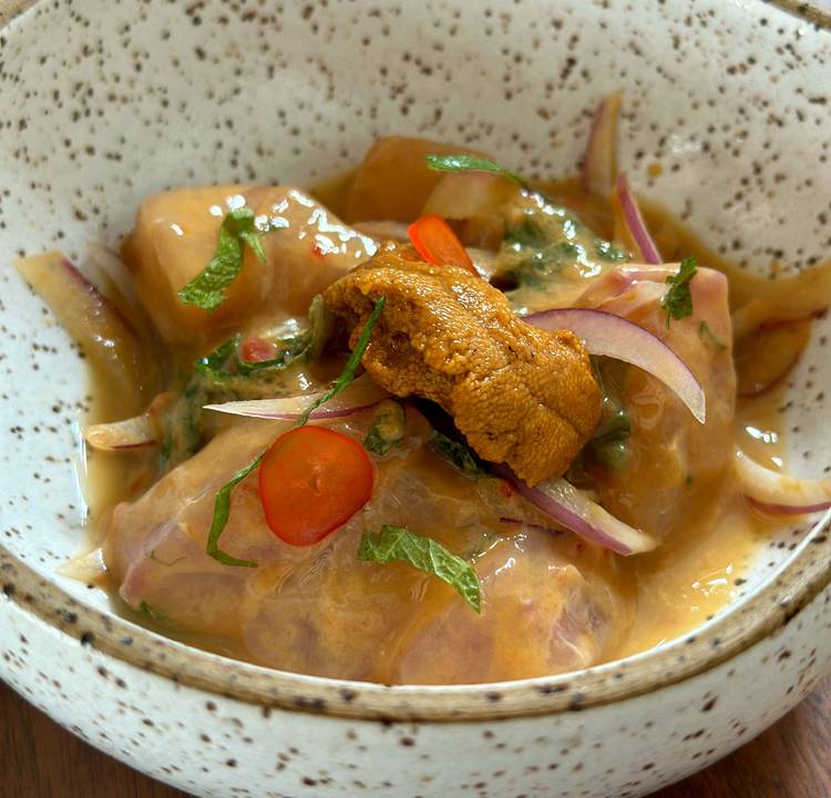 Ceviche em tigela de cerâmica