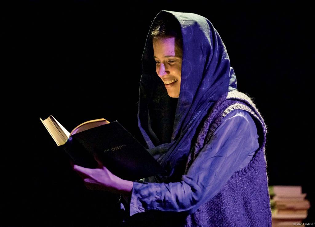 Mel Lisboa é “possuída” por espírito de Helena Blavatsky em peça