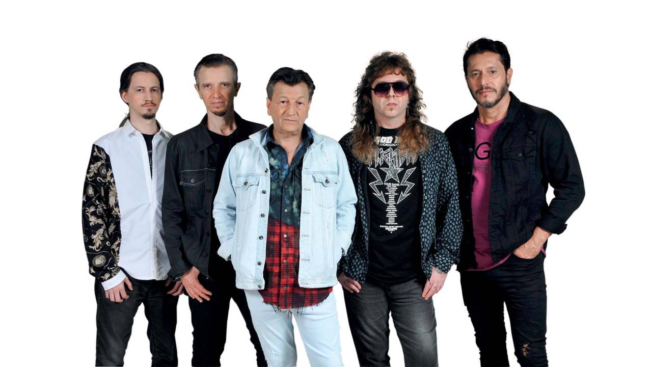 Imagem mostra grupo de homens em pé, sobre fundo branco