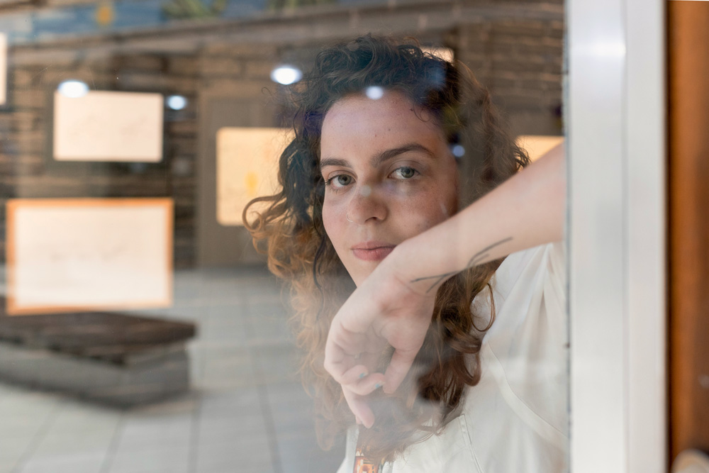 Filha de Fernanda Young, Estela May apresenta sua primeira mostra individual