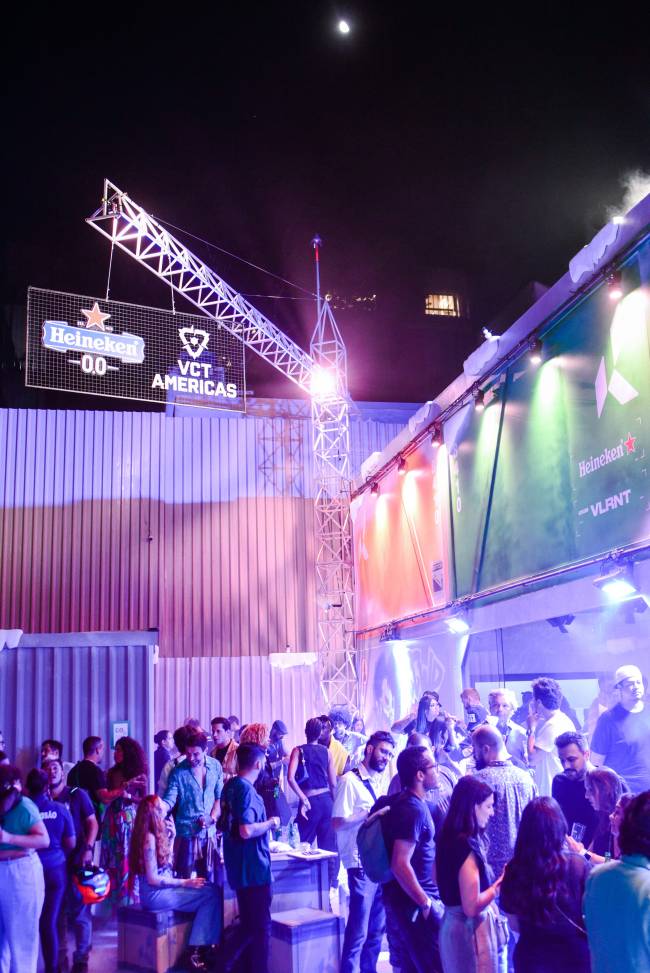 Valorann Heineken Bar com pessoas em pé