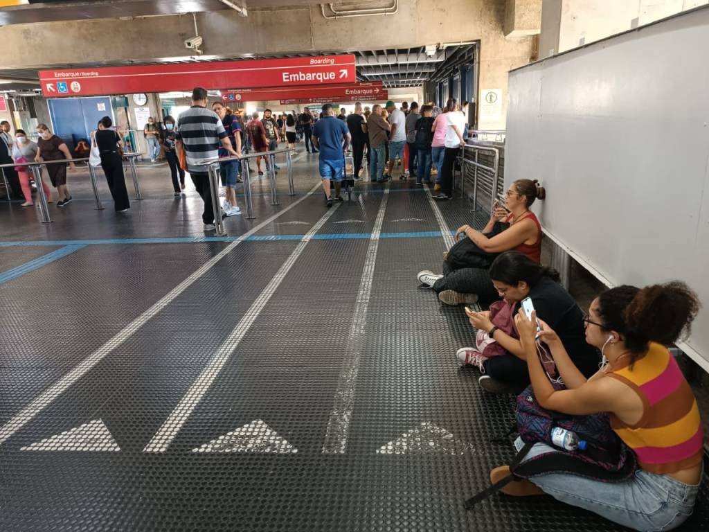 Metroviários suspendem greve prevista para esta terça (13)