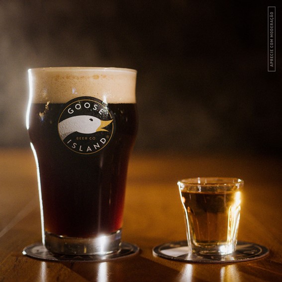 Goose Island Brewhouse Pint de cerveja com dose de destilado ao lado