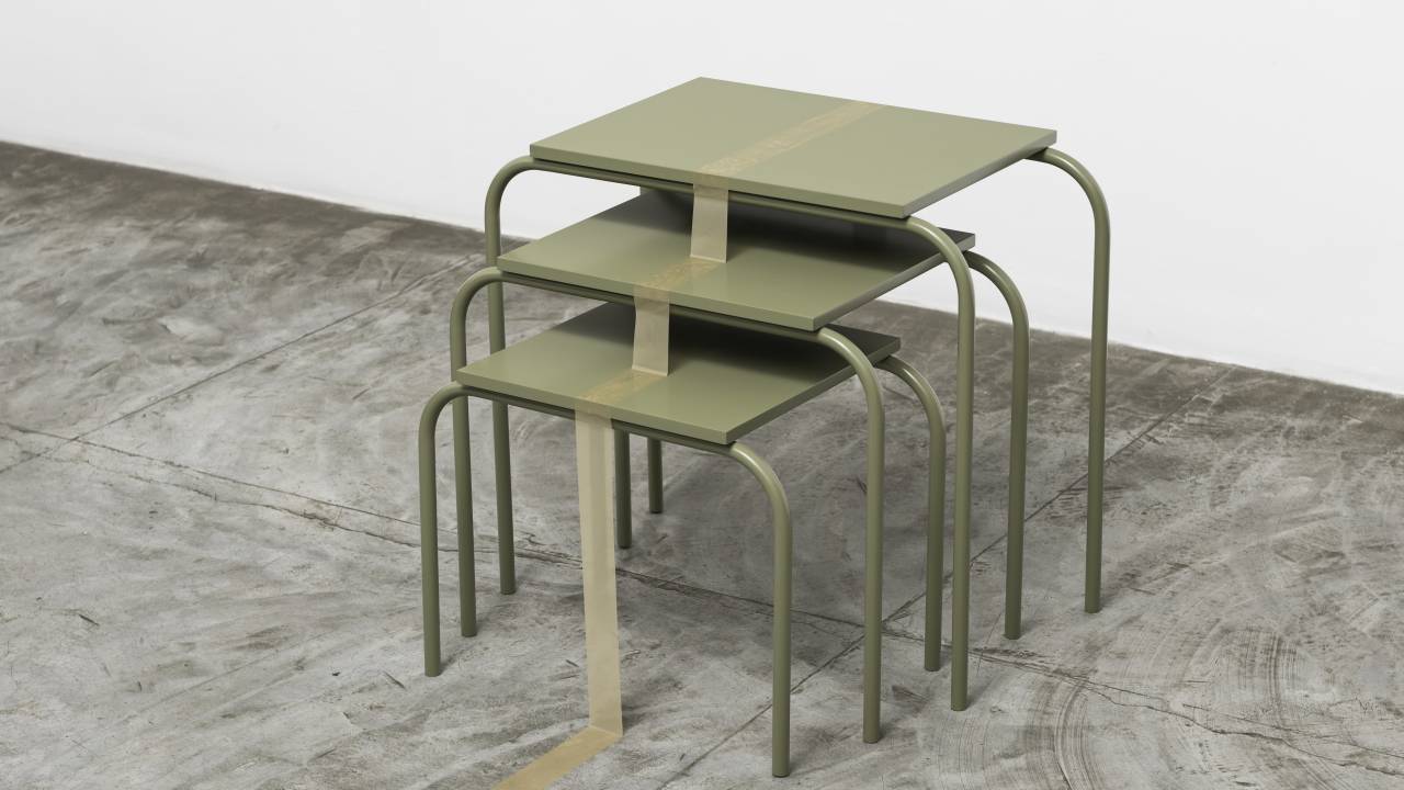 Imagem mostra escultura de escada verde