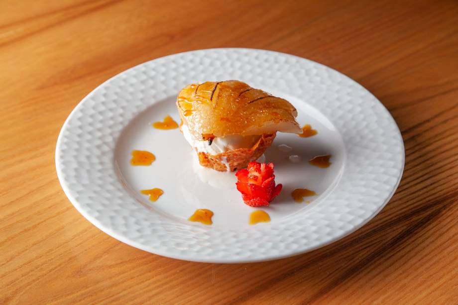 Pera crocante: fruta brûlée com sorvete de creme sobre cestinho doce Pera crocante: fruta brûlée com sorvete de creme sobre cestinho doce