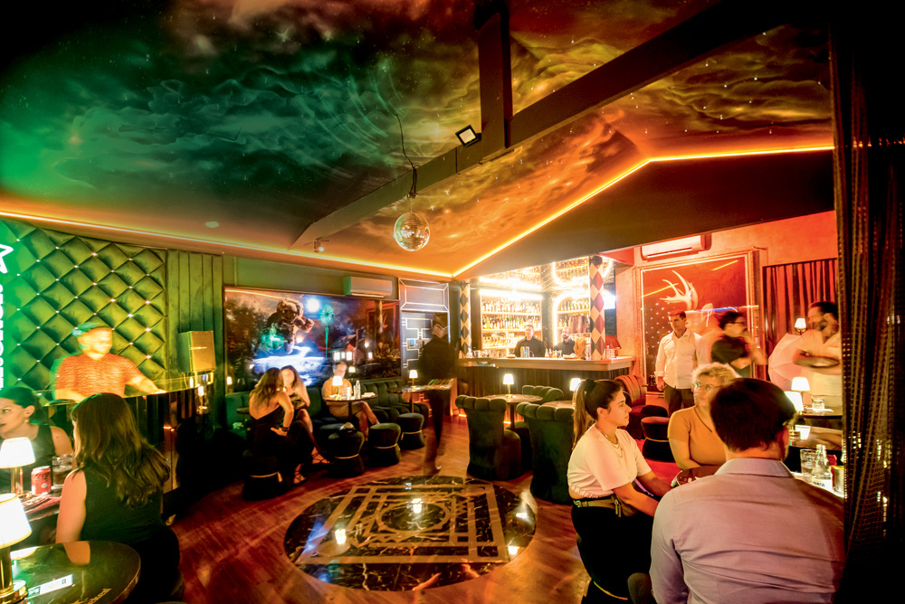 Telefone Speakeasy ferve atrás de cabine telefônica