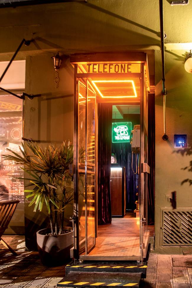 Ambiente Telefone Speakeasy Ambiente interno com luz baixa e neón