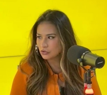Apresentador de rádio cai no sono durante entrevista com Simone Mendes