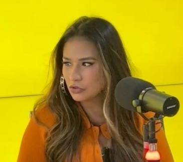 Apresentador de rádio cai no sono durante entrevista com Simone Mendes