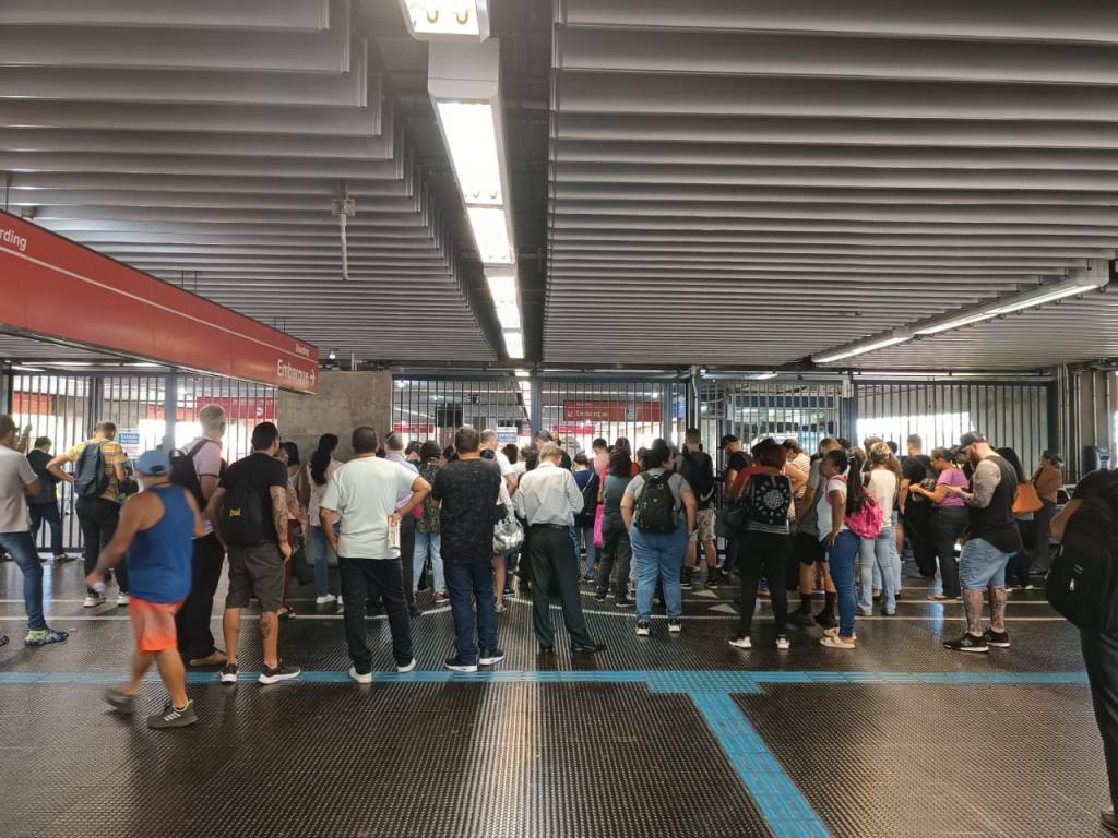 Metrô aceita liberar catracas para suspender a greve
