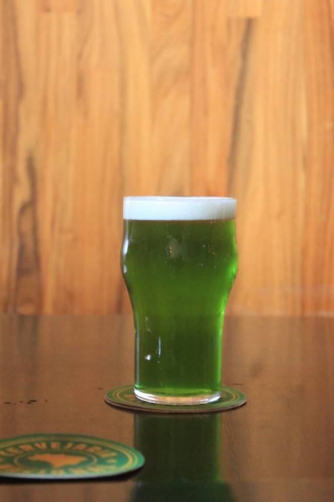 Y-îara Pilsen Cervejaria Nacional Verde St Patricks Pint com cerveja verde