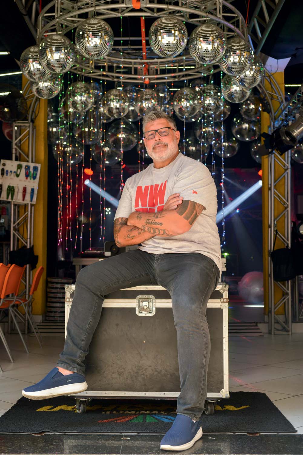 Alexandre Frota Imagem mostra homem de braços cruzados, sentado em caixa