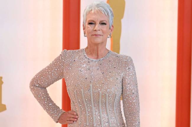 Jamie Lee Curtis de vestido prateado