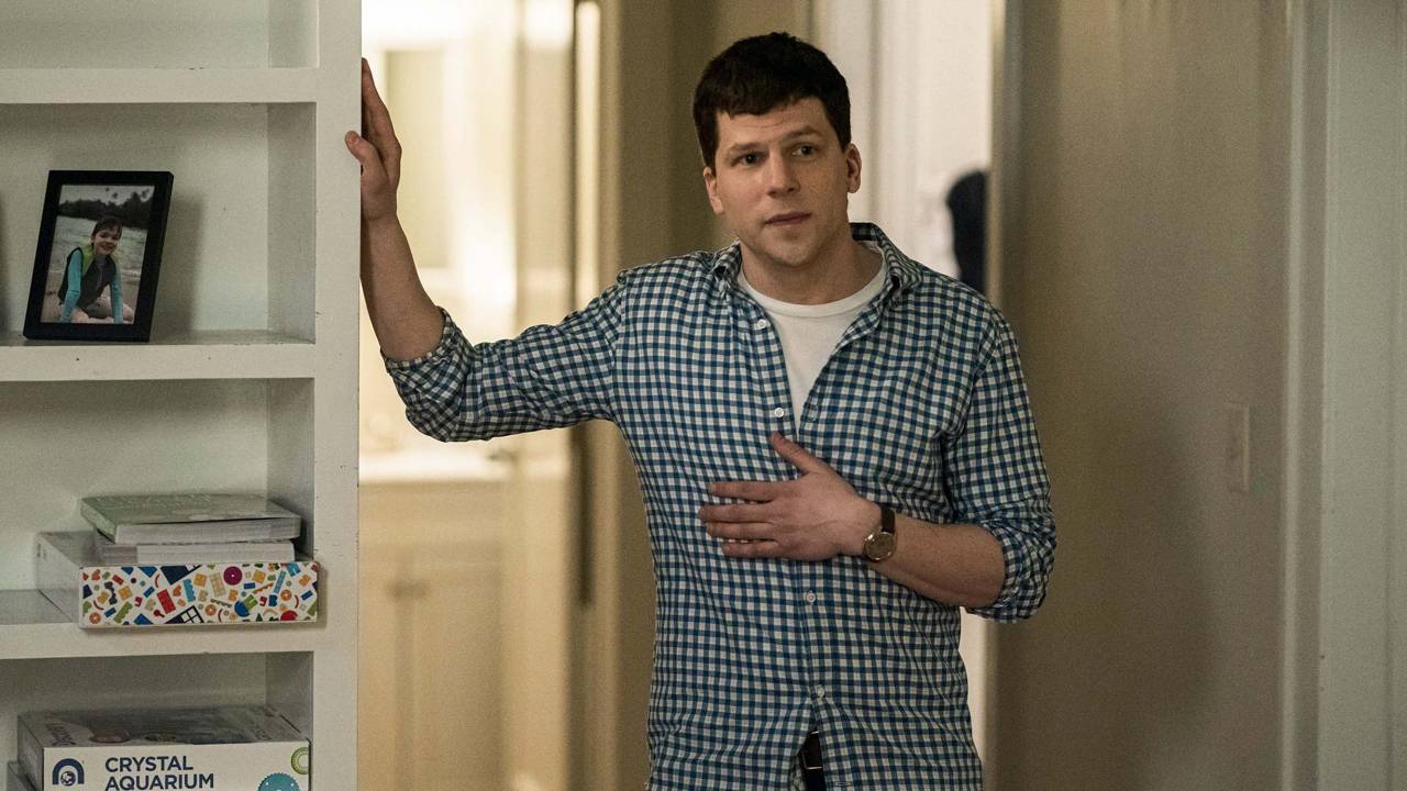 Imagem mostra homem de camisa xadrez sobre camiseta branca, com olhar preocupado
