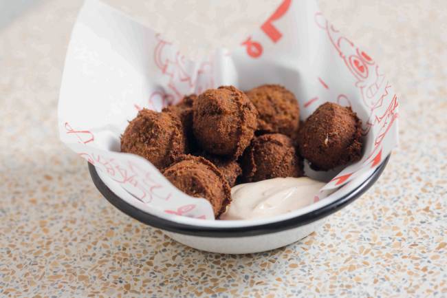 Porçao de falafel em pote de aluminio esmaltado