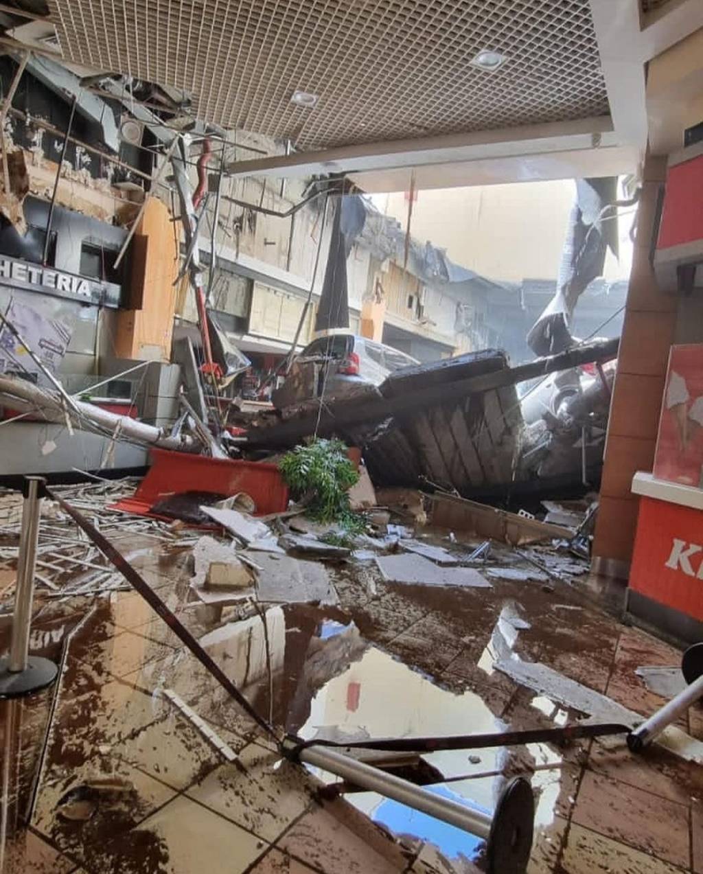 Parte de teto de shopping desaba em Osasco