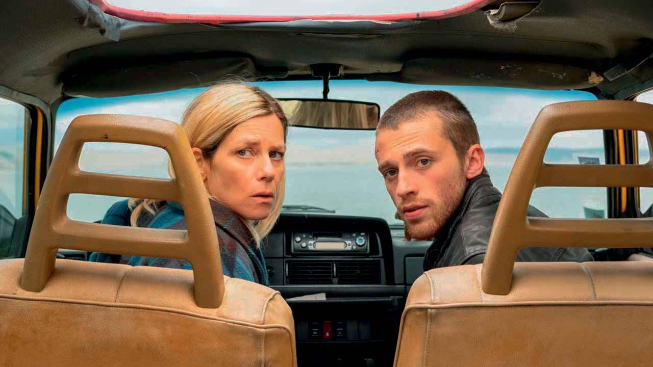 Imagem mostra mulher e homem presos dentro de carro