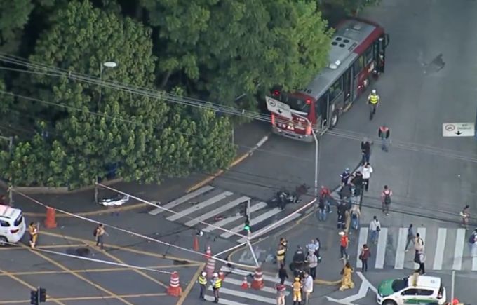 Três morrem em acidente envolvendo moto e ônibus na Zona Sul