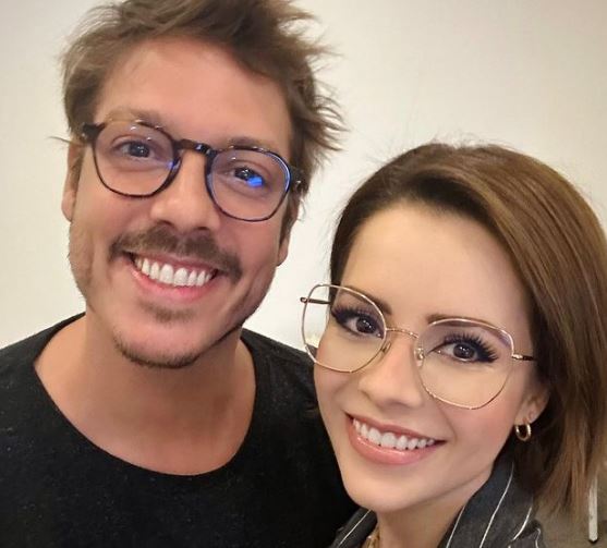 Sandy e Fabio Porchat sorrindo juntos