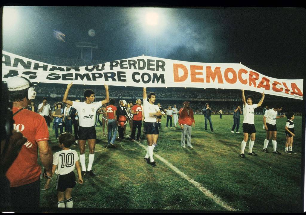 CasagrandeJuninho e Alfinete e entrando em campo com a faixa _G Juninho, Alfinete e Casagrande do Corintihians, entrando em campo com a faixa