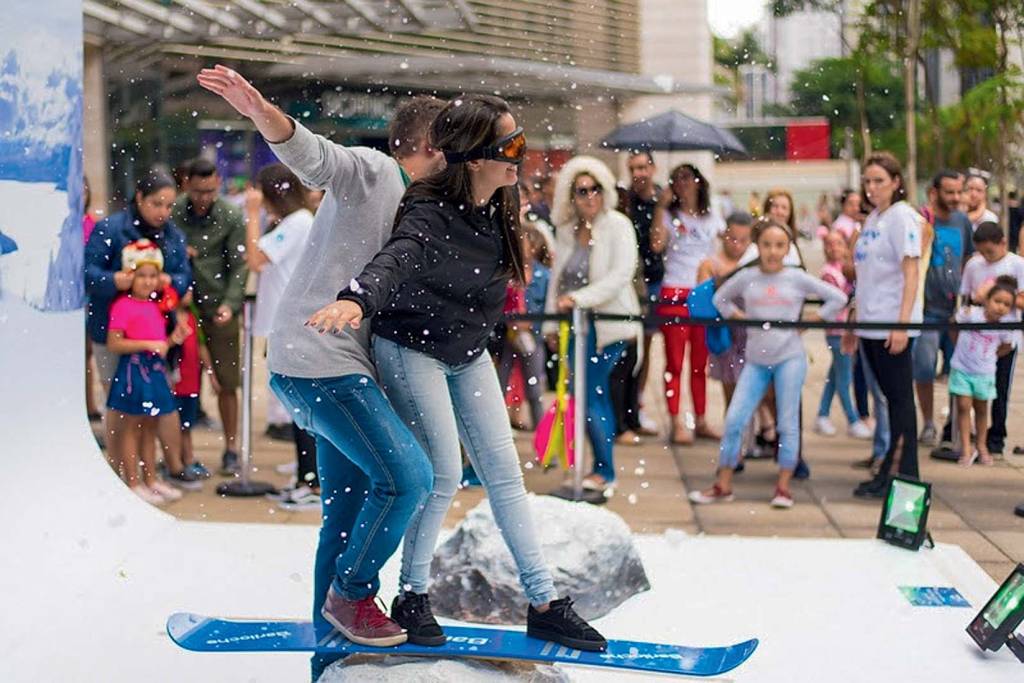 Pequeno espaço instagramável leva “neve” à Paulista