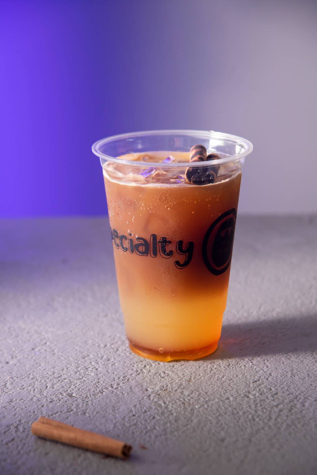 Com clima futurista, Flipo Café serve bebidas inusitadas e comidinhas de massa folhada