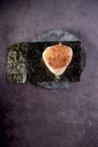 Oniguiri grelhado: opção do Izakaya Otoshi Oniguiri grelhado: opção do Izakaya Otoshi