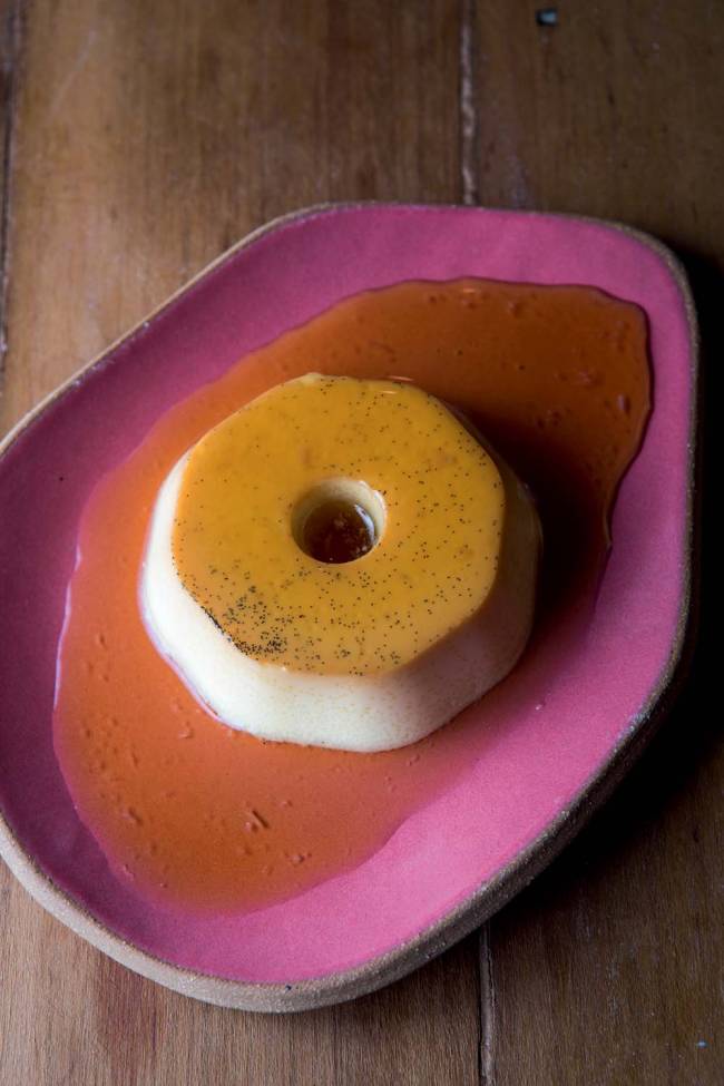 Cow Me Burger Pudim Pudim sobre prato de cerâmica cor-de-rosa