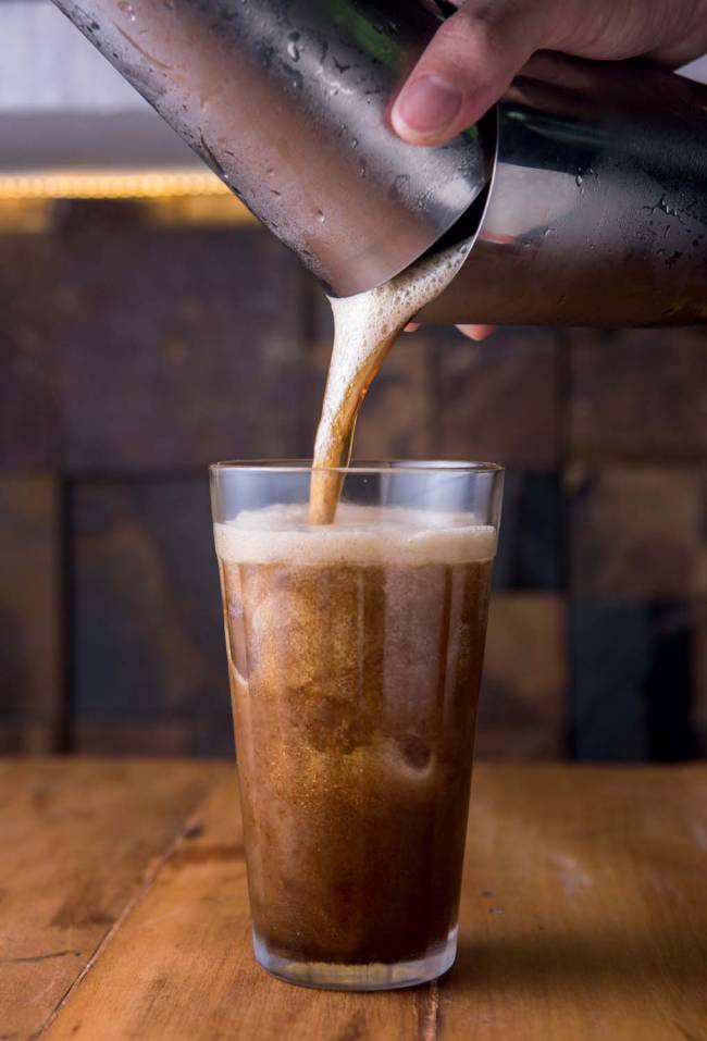 Cow Me Burger Dochá Copo de vidro com chá mate batido com gelo