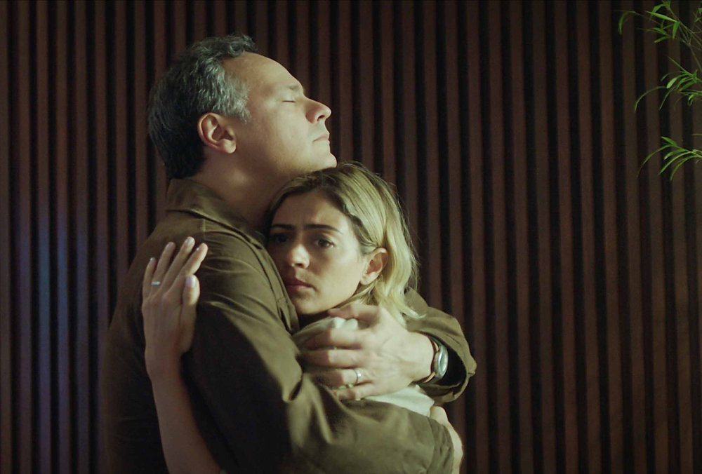 Casal se abraça
