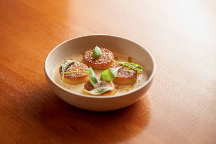 Nhoque de três raízes: preparado com mandioquinha, inhame e batata-doce Nhoque de três raízes: preparado com mandioquinha, inhame e batata-doce