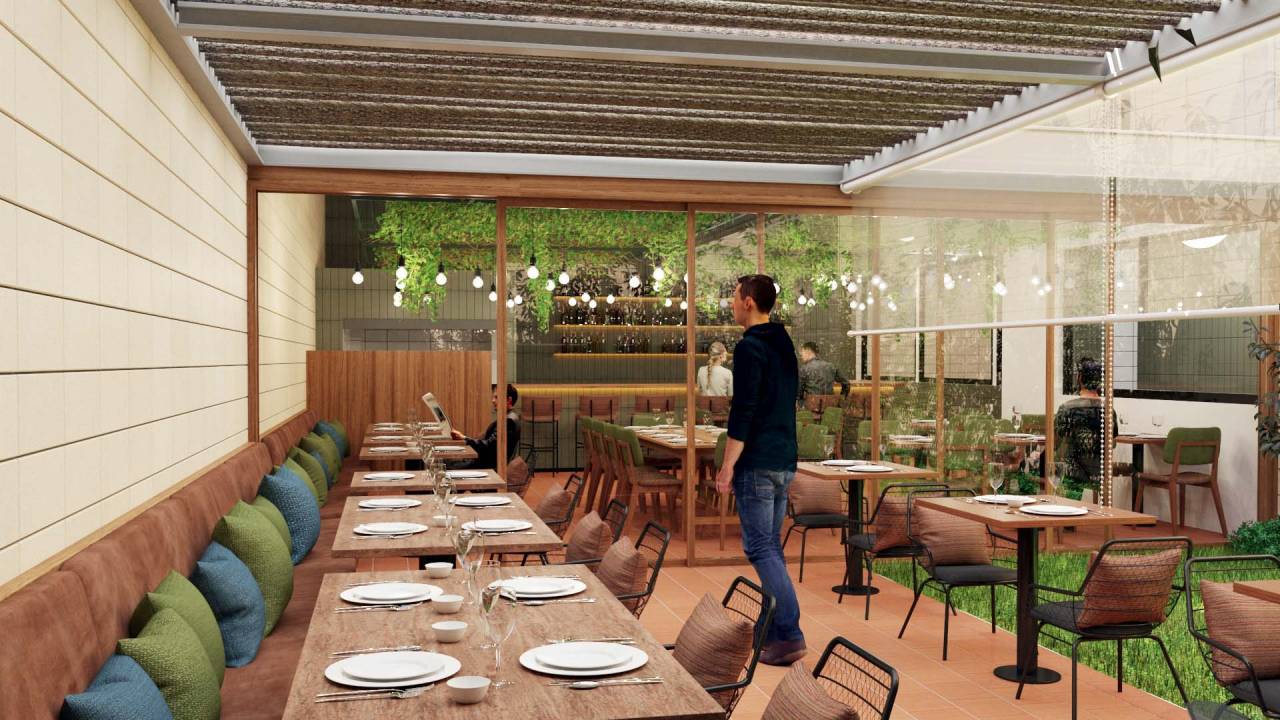 Espaço com mesas de madeira, cadeiras e bancos longos com almofadas