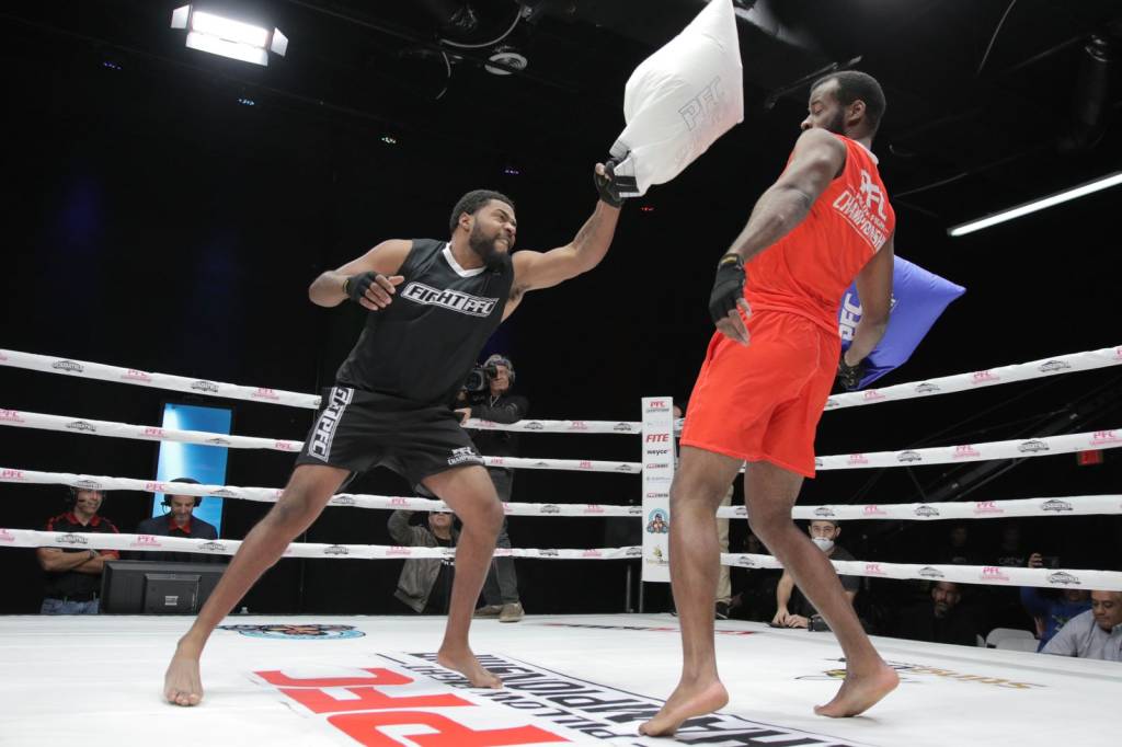 Luta de travesseiro: vencedor concorre a prêmio de mil dólares em SP