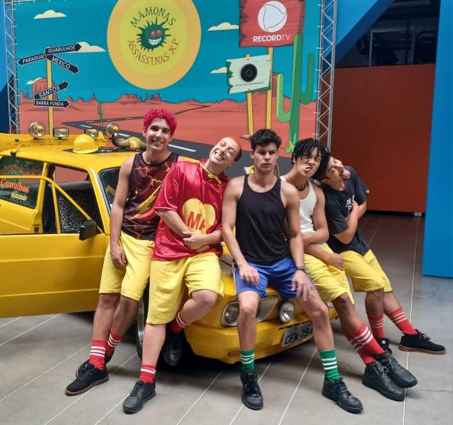 SEGUNDA FOTO, TAMANHO MENOR – Foto Sylvio Novelli Ruy Brissac (Dinho), Beto Hinoto (Bento), Robson Lima (Júlio), Rhener Freitas (Sérgio) e Adriano Tunes (Samuel) na frente da Brasília Amarela