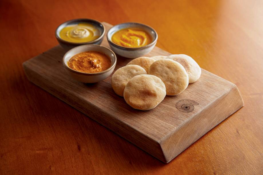 Trio de pastas árabes: coalhada seca, homus de cenoura e muhamara Trio de pastas árabes: coalhada seca, homus de cenoura e muhamara