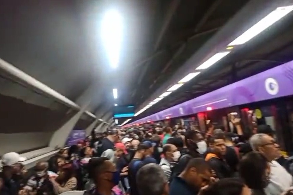 Falha na Linha 5 – Lilás faz passageiros andarem sobre trilhos