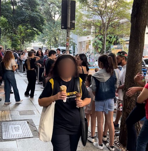 Free Cone Day Ben Jerrys 2023 Fila de pessoas em calçada e cliente com sorvete na mão