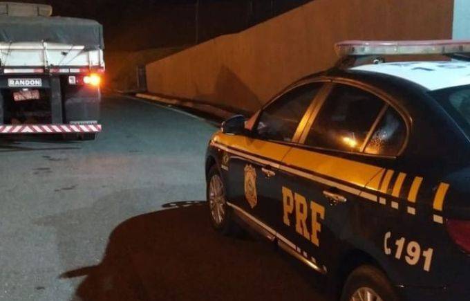 Polícia Rodoviária prende caminhoneiro por simular roubo para furtar carga