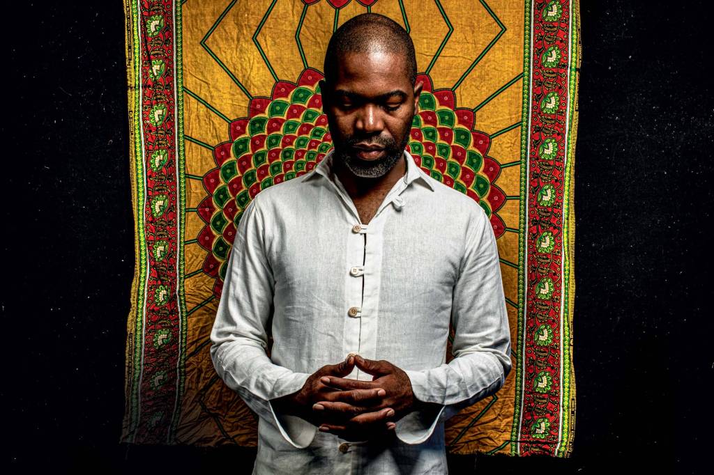 Sons afro-brasileiros: Tiganá Santana faz show na Casa de Francisca