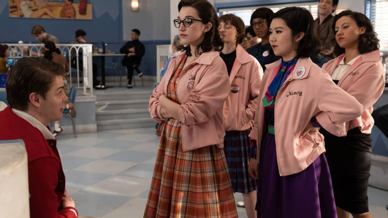 Quatro meninas com jaquetas rosa encaram menino