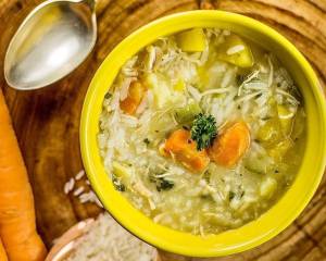 sopa de frango com arroz, cenoura e mandioquinha