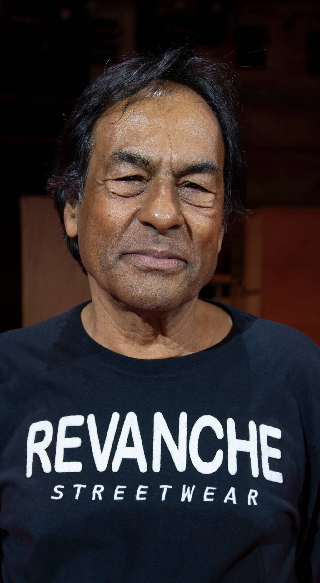 Ailton Krenak Imagem mostra homem com camiseta preta escrita 'Revanche'