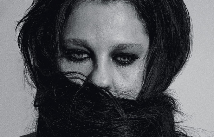 Bárbara Paz ressignifica suas cicatrizes em mostra individual