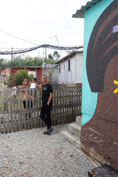 Aline e Edu, da Gerando Falcões, ao lado da casa reformada. Aline e Edu, da Gerando Falcões, ao lado da casa reformada.