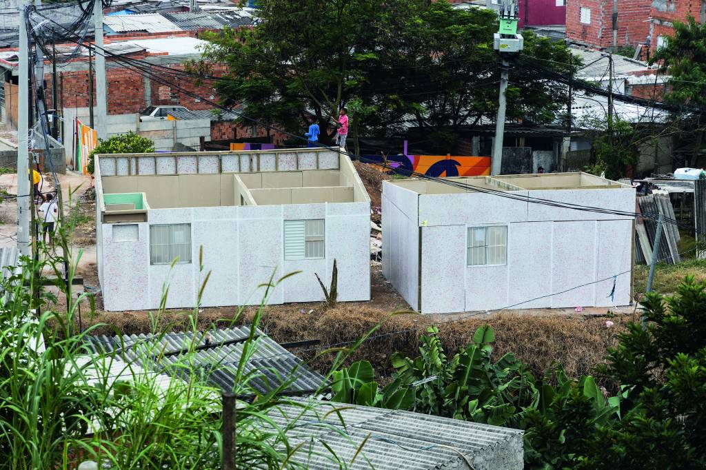 Favela dos Sonhos Imagem mostra duas construções cinzas em terreno