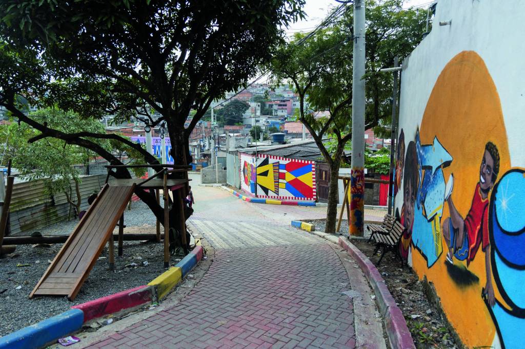 Favela dos Sonhos Imagem mostra rua com muros coloridos