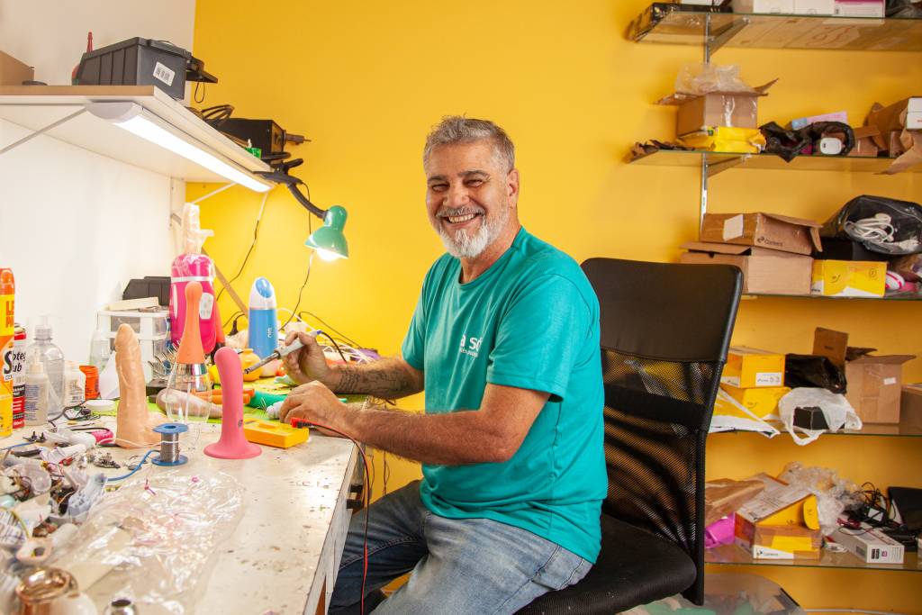 Hospital dos vibradores: o homem que conserta sex toys de todo o Brasil