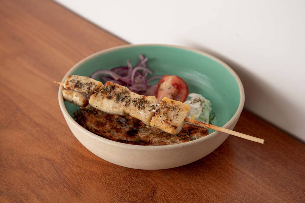 Petros Greek Taverna lembra restaurantezinhos encontrados pela Grécia