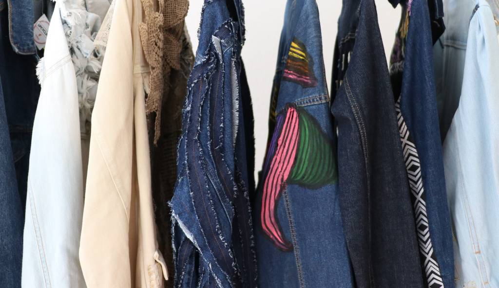 Leilão social reúne peças de famosos como Sabrina e Herchcovitch